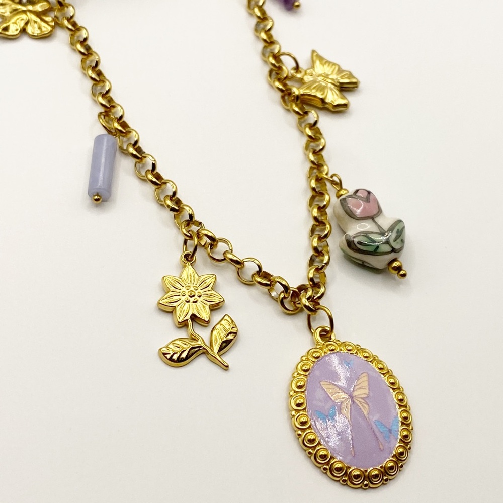 NEW Gold Charm Necklace With Floral Pendant - Picture 9 of 9